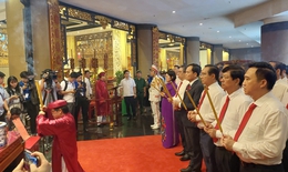 Lãnh đạo và 550 đại biểu Đại hội Đảng bộ TPHCM lần thứ I dâng hương tưởng niệm các Vua Hùng