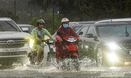 H&#224; Nội lại mưa lớn đ&#250;ng giờ cao điểm, Trung Bộ v&#224; Nam Bộ c&#243; mưa r&#224;o rải r&#225;c