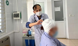 Đầu lở loét, chảy mủ vì tin lời người quen đắp lá chữa zona thần kinh