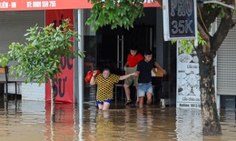 Mưa lớn k&#233;o d&#224;i, nhiều khu vực vẫn ngập &#250;ng sau b&#227;o số 11