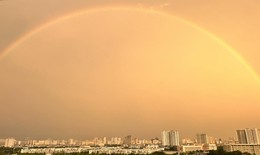 Bầu trời H&#224; Nội v&#224;ng rực kỳ lạ, xuất hiện cầu vồng từ s&#225;ng sớm