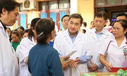 Đo&#224;n c&#244;ng t&#225;c Bộ Y tế thăm hỏi, trao qu&#224; đồng b&#224;o tại Nghệ An: Kh&#225;m chữa bệnh phải gắn với ph&#242;ng bệnh suốt v&#242;ng đời