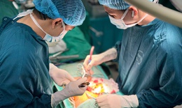 Cứu sống bệnh nh&#226;n nhiễm tr&#249;ng phức tạp sau mổ cột sống