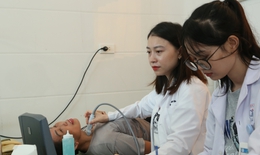 Khám sức khỏe nội tiết, sinh sản và tặng quà cho hơn 100 phụ nữ vùng bão lũ