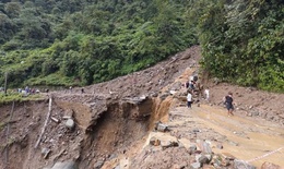 Cận cảnh 30m đường đ&#232;o Khau Phạ &#39;biến mất&#39; sau sạt lở