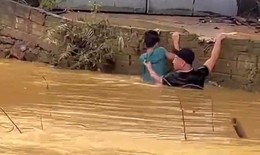 Thót tim khoảnh khắc cứu bé trai bị cuốn trôi trong lũ