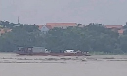 Chở khách qua sông khi nước lũ chảy mạnh, công ty vận tải đường thủy bị xử phạt