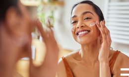 Chăm s&#243;c da - N&#234;n b&#244;i kem dưỡng ẩm hay chống nắng trước?