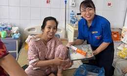 Những suất cơm nghĩa t&#236;nh sưởi ấm người d&#226;n v&#249;ng lũ