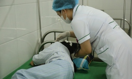 B&#233; g&#225;i nghi bị bố dượng bạo h&#224;nh ở H&#224; Tĩnh phải kh&#226;u 7 mũi, c&#243; 3 vết thương ở đầu