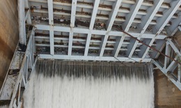 Nhiều hồ chứa ở H&#224; Tĩnh xả tr&#224;n đề ph&#242;ng mưa lớn