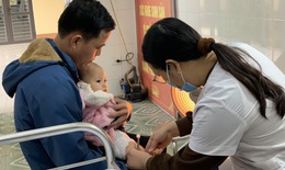 Hướng dẫn theo d&#245;i v&#224; chăm s&#243;c trẻ sau khi ti&#234;m vắc xin