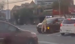 Clip tài xế hất cảnh sát giao thông lên nắp capo