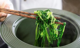 Khi ăn cơm, nên ăn rau hay thịt trước để giảm cân hiệu quả?