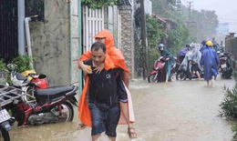 Bão số 12 suy yếu thành áp thấp nhiệt đới, miền Trung bắt đầu mưa lớn