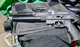 L&#234;n mạng x&#227; hội mua 1 khẩu s&#250;ng v&#224; 24 vi&#234;n đạn, một đối tượng bị khởi tố