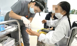 Bị ch&#243; nh&#224; tấn c&#244;ng khi cho ăn, cụ b&#224; g&#227;y đốt ng&#243;n tay