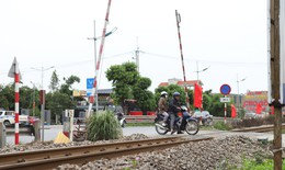 CSGT bất ngờ kiểm tra an toàn đường sắt, đo nồng độ cồn của nhân viên gác chắn 