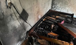 Điện thoại phát nổ khi đang sạc gây cháy nhà dân
