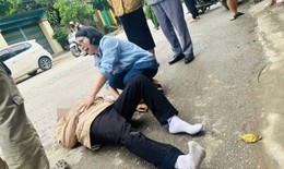 Tr&#234;n đường đi họp, Gi&#225;m đốc bệnh viện dừng xe khẩn cấp cứu người bị tai nạn