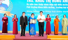 Điều dưỡng là 'bàn tay nắm chặt khi bệnh nhân đau đớn, ở lại khi họ tuyệt vọng'