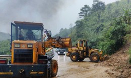 Sạt lở h&#224;ng ngh&#236;n m&#233;t khối đất đ&#225; tr&#234;n đường Hồ Ch&#237; Minh, giao th&#244;ng vẫn đang khắc phục