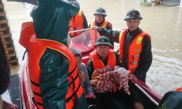 Nước lũ ở Huế l&#234;n nhanh, qu&#226;n đội d&#249;ng ca n&#244; đưa sản phụ đến cơ sở y tế