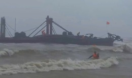 Ứng cứu thuyền viên trên tàu hàng trôi dạt, mắc kẹt tại Quảng Trị