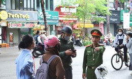 C&#243; mũ m&#224; kh&#244;ng đội cho con, phụ huynh vừa mất tiền vừa mất việc