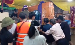 Giữa dòng nước lũ, người dân Huế tất tả đưa quan tài lên xe tải chạy ngập