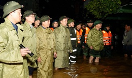 Ph&#243; Thủ tướng Trần Hồng H&#224; thăm người d&#226;n v&#249;ng lũ TP Huế