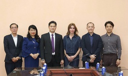 Thứ trưởng Thường trực Bộ Y tế Vũ Mạnh Hà tiếp Tổ chức Facing The World
