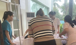 Huế: Điều dưỡng bệnh viện và người đi đường kịp thời giúp sản phụ 'vượt cạn' giữa mưa lũ