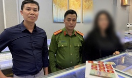 Tin lời c&#244;ng an &#39;dởm&#39;, nữ sinh vi&#234;n mang v&#224;ng đi b&#225;n