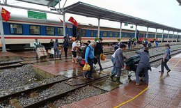 Dừng chạy 3 đoàn tàu, chuyển tải hơn 4.500 hành khách do ngập lụt tại Huế