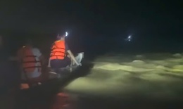 Lật ghe, 2 cha con mất tích