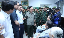 Ph&#243; Thủ tướng Ch&#237;nh phủ thăm v&#224; động vi&#234;n nh&#226;n vi&#234;n y tế, người bệnh v&#249;ng lũ ở Huế