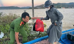 Công an xã vượt lũ giải cứu mẹ con sơ sinh bị cô lập