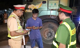 CSGT H&#224; Nội &#39;h&#243;a trang&#39; đ&#243;n l&#245;ng xe qu&#225; tải trong đ&#234;m