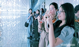 Giới trẻ thích thú được chạm tay vào 'vũ trụ thu nhỏ'