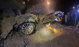 T&#236;m thấy 2 thi thể trong xe b&#225;n tải bị đất đ&#225; v&#249;i lấp, 1 người vẫn mất t&#237;ch