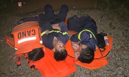 Xúc động cảnh 3 chiến sĩ công an chợp mắt giữa tâm lũ