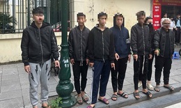 12 thanh thiếu niên rượt đuổi qua nhiều phố, chém nhau trong đêm