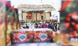 Ngắm bản l&#224;ng mộc mạc, b&#236;nh y&#234;n giữa Hội chợ M&#249;a Thu 2025