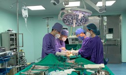 Bệnh viện Hữu Nghị cắt bỏ u tuyến tiền liệt 'khủng' 600 gram cho cụ ông 83 tuổi