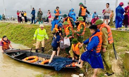 H&#224; Tĩnh: Khẩn trương gia cố đ&#234;, di dời người d&#226;n ở v&#249;ng ngập lụt đến nơi an to&#224;n