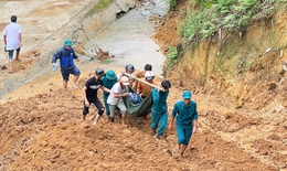 Băng rừng khiêng bệnh nhân bị tai biến đi cấp cứu