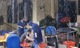 B&#225;c sĩ, nh&#226;n vi&#234;n y tế ở Huế xắn tay dọn b&#249;n, đảm bảo kh&#225;m chữa bệnh sau lũ