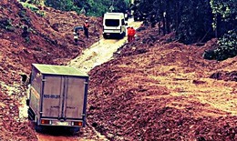 Đường sắt Bắc - Nam và đường Hồ Chí Minh thông tuyến trở lại sau mưa lũ