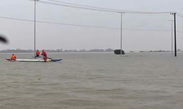 Kiểm tra hàng hóa sau lũ, 2 người bị điện giật